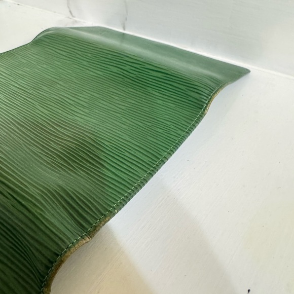 Louis Vuitton Epi GREEN Textured Wallet Like New! Authentic and Dust Bag - Picture 8 of 16